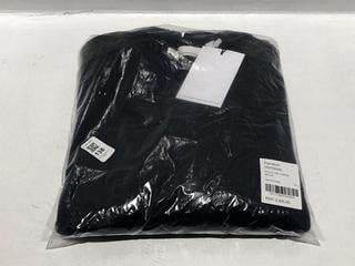 Lot 138  
            Chesterfield SR44 - Parcel Delivery Only 

                
RANDOM IDENTITIES BICOLOUR CREW NECK IN NAVY SIZE L - ORIGINAL RRP £365 (LOCATION...