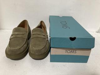 Lot 1425  
            Chesterfield SR44 - Parcel Delivery Only 

                
GEOX MENS SPORTY LEATHER/SUEDE LOAFERS- ITALIAN DESIGN- COLOUR GREEN- ORIGINAL RR...