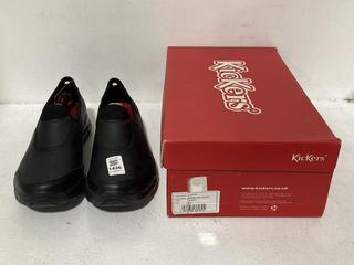 Lot 1426  
            Chesterfield SR44 - Parcel Delivery Only 

                
SKECHERS RELAXED FIT MEMORY FOAM SHOES- COLOUR BLACK- LEATHER STYLE- UK SIZE 6 (L...