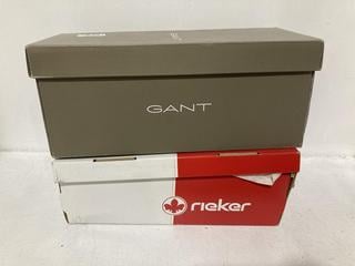 Lot 1428  
            Chesterfield SR44 - Parcel Delivery Only 

                
2X ASSORTED ITEMS TO INCLUDE GANT OFF-WHITE/CREAM SLIDERS - ONE SIZE- (LOCATION: H7)