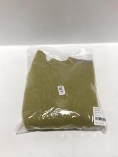 Lot 142  
            Chesterfield SR44 - Parcel Delivery Only 

                
RANDOM IDENTITIES BICOLOUR CREW NECK IN GREEN SIZE M - ORIGINAL RRP £365 (LOCATIO...