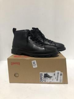 Lot 1437  
            Chesterfield SR44 - Parcel Delivery Only 

                
CAMPER BRUTUS K004444-001 BOOTS IN BLACK UK SIZE 6 - ORIGINAL RRP £190 (LOCATION:...
