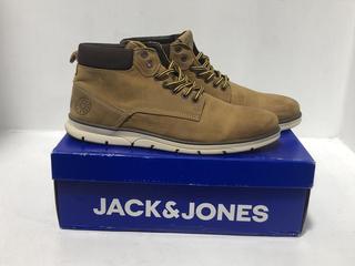 Lot 1438  
            Chesterfield SR44 - Parcel Delivery Only 

                
JACK & JONES HIKER BOOTS IN TAN UK SIZE 10 (LOCATION: H8)