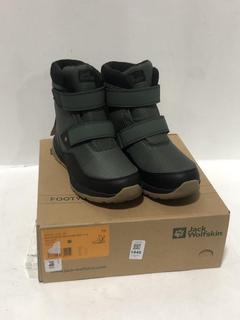 Lot 1440  
            Chesterfield SR44 - Parcel Delivery Only 

                
JACK WOLFSKIN POLAR BEAR TEXA PORE MID BOOTS IN SLATE GREEN UK SIZE 5.5 (LOCATION...