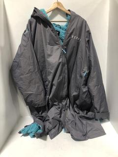 Lot 1443  
            Chesterfield SR44 - Parcel Delivery Only 

                
-OSPREY SURE ZIPPER CHANGING ROBE IN GREY - SIZE: EXTRA LARGE (LOCATION: H8)