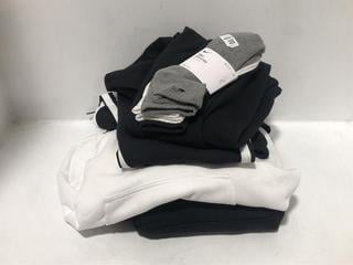 Lot 1449  
            Chesterfield SR44 - Parcel Delivery Only 

                
QTY OF ASSORTED ADULTS BRANDED CLOTHING TO INCLUDE NIKE EVERYDAY DRI-FIT 3 PACK S...