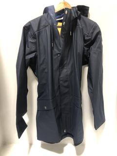 Lot 1452  
            Chesterfield SR44 - Parcel Delivery Only 

                
HELLY HANSENMOSS RAIN COAT IN NAVY UK SIZE MEDIUM (LOCATION: H8)