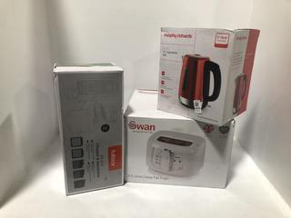 Lot 1475  
            Chesterfield SR44 - Parcel Delivery Only 

                
3 X ASSORTED KITCHEN APPLIANCES TO INCLUDE MORPHY RICHARDS EQUIP 1.7LITRE JUG KET...