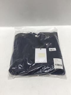 Lot 147  
            Chesterfield SR44 - Parcel Delivery Only 

                
RANDOM IDENTITIES BICOLOUR CREW NECK IN NAVY SIZE L - ORIGINAL RRP £365 (LOCATION...