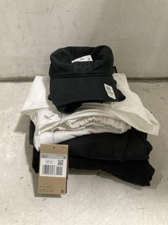 Lot 1490  
            Chesterfield SR44 - Parcel Delivery Only 

                
QTY OF ASSORTED ADULTS BRANDED CLOTHING TO INCLUDE HELLY HANSEN ADJUSTABLE CAP IN...