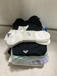 Lot 1495  
            Chesterfield SR44 - Parcel Delivery Only 

                
6 X ASSORTED ADULTS BRANDED CLOTHING TO INCLUDE ADIDAS TOWEL ZIP TOP IN WHITE UK ...