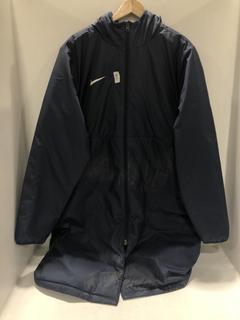 Lot 1501  
            Chesterfield SR44 - Parcel Delivery Only 

                
NIKE ZIP LOOSE FIT HOODED COAT IN NAVY UK SIZE XL (LOCATION: G1)