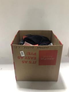 Lot 1507  
            Chesterfield SR44 - Parcel Delivery Only 

                
15 X ADULTS SPEEDO SWIMWEAR TO INCLUDE SPEEDO ESSENTIALS SHORTS IN NAVY UK SIZE M...
