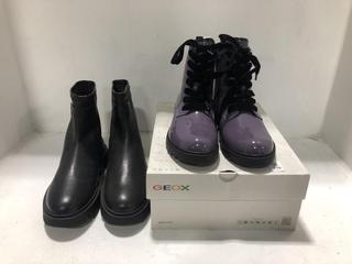 Lot 1518  
            Chesterfield SR44 - Parcel Delivery Only 

                
GEOX J CASEY STAR BOOTS IN DARK PURPLE UK SIZE 6 TO INCLUDE GEOX LEATHER WEDGE BO...