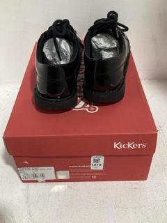 Lot 1519  
            Chesterfield SR44 - Parcel Delivery Only 

                
KICKERS LACE HIGH-TOP SHOES IN BLACK UK SIZE 7 TO INCLUDE KICKERS PATENT SHOES IN...