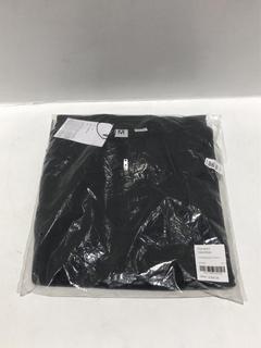Lot 151  
            Chesterfield SR44 - Parcel Delivery Only 

                
RANDOM IDENTITIES OVERSIZED POLO IN BLACK SIZE M - ORIGINAL RRP £205 (LOCATION: L6)