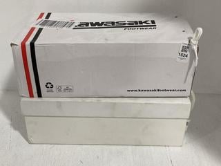 Lot 1524  
            Chesterfield SR44 - Parcel Delivery Only 

                
BETSY JOHNSON SB-SIDNEY SHOES IN NAVY UK SIZE 7.5 TO INCLUDE KAWASAKI PUMPS IN RE...