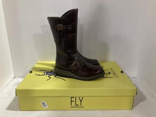 Lot 1525  
            Chesterfield SR44 - Parcel Delivery Only 

                
FLY LONDON MOL 2 RUG KNEE HIGH BOOTS IN BLACK UK SIZE 6 TO INCLUDE FLY LONDON KNE...