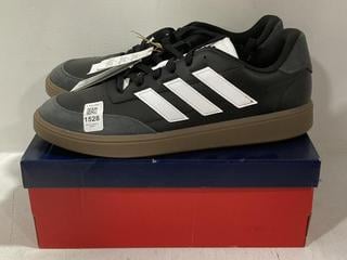 Lot 1528  
            Chesterfield SR44 - Parcel Delivery Only 

                
REEBOK BB 1000 UNISEX SHOES IN BLACK/GREY UK SIZE 9 TO INCLUDE ADIDAS LEATHER TRA...