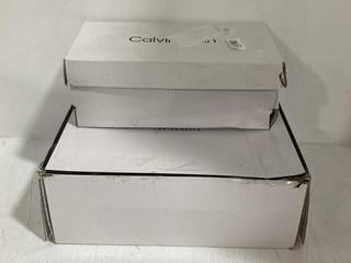 Lot 1531  
            Chesterfield SR44 - Parcel Delivery Only 

                
GUESS GW RASTER TRAINERS IN WHITE UK SIZE 7.5 TO INCLUDE CALVIN KLEIN SUEDE SHOES...