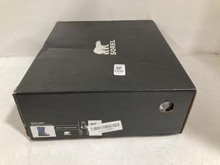 Lot 1533  
            Chesterfield SR44 - Parcel Delivery Only 

                
SOREL YOUTH FLURRY BOOTS IN BLUE UK SIZE 3.5 (LOCATION: G2)