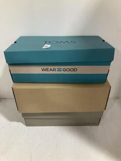 Lot 1534  
            Chesterfield SR44 - Parcel Delivery Only 

                
3 X ASSORTED ADULTS SHOES TO INCLUDE TOMS TRYL LITE SHOES IN TAN UK SIZE 13 (LOCA...