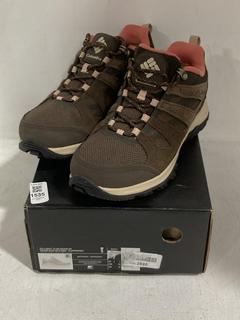 Lot 1535  
            Chesterfield SR44 - Parcel Delivery Only 

                
COLUMBIA WATERPROOF WALKING BOOTS IN BROWN UK SIZE 7.5 TO INCLUDE SOREL OUT N ABO...