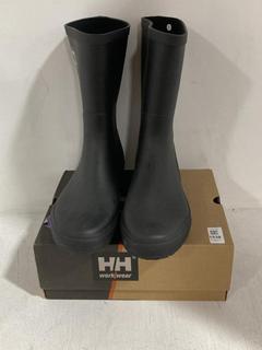 Lot 1538  
            Chesterfield SR44 - Parcel Delivery Only 

                
HELLY HANSEN MANCHESTER LOW S3 SHOES IN BLACK UK SIZE 6 TO INCLUDE HELLY HANSEN W...