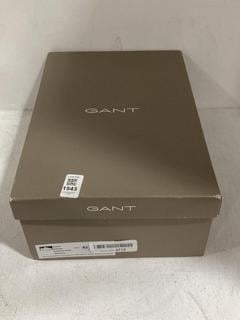 Lot 1543  
            Chesterfield SR44 - Parcel Delivery Only 

                
GANT YOURTRON G69 MARINE TRAINERS IN BLACK UK SIZE 8.5 (LOCATION: G2)