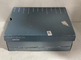 Lot 1544  
            Chesterfield SR44 - Parcel Delivery Only 

                
GEOX AMPHIBIOX U26AQB TRAINERS IN MUSTARD UK SIZE 6 (LOCATION: G2)