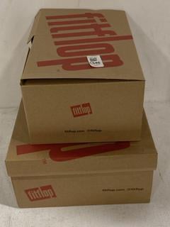 Lot 1546  
            Chesterfield SR44 - Parcel Delivery Only 

                
FITFLOP GRACE LEATHER SANDALS IN LIGHT TAN UK SIZE 6 TO INCLUDE FITFLOP SUEDE MUL...