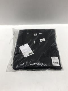 Lot 155  
            Chesterfield SR44 - Parcel Delivery Only 

                
RANDOM IDENTITIES OVERSIZED POLO IN BLACK SIZE M - ORIGINAL RRP £205 (LOCATION: L6)