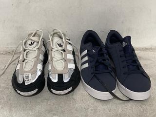 Lot 1573  
            Chesterfield SR44 - Parcel Delivery Only 

                
2X ITEMS- TO INCLUDE ADIDAS BLUE TRAINERS/ WHITE STRIPES- UK SIZE 9.5- (LOCATION:...