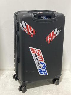 Lot 1599  
            Chesterfield SR44 - Parcel Delivery Only 

                
ROCK SUITCASE- IN BLACK WITH ZIP AND FLEXIBLE OUTER SHELL (LOCATION: G4)