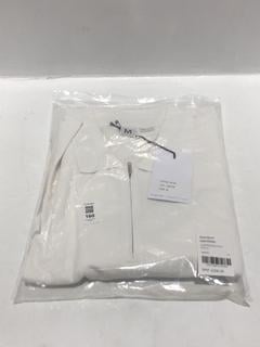 Lot 160  
            Chesterfield SR44 - Parcel Delivery Only 

                
RANDOM IDENTITIES OVERSIZED CUT POLO IN WHITE SIZE M - ORIGINAL RRP £205 (LOCATIO...