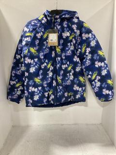 Lot 1647  
            Chesterfield SR44 - Parcel Delivery Only 

                
NORTH FACE REVERSIBLE JACKET IN ESTATE IN BLUE SIZE XL (LOCATION: G5)