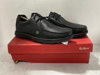 Lot 1660  
            Chesterfield SR44 - Parcel Delivery Only 

                
KICKERS LEATHER REASAN LACE IN BLACK UK SIZE 9 (LOCATION: G5)