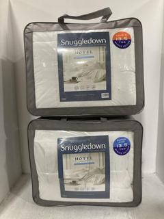 Lot 1665  
            Chesterfield SR44 - Parcel Delivery Only 

                
SNUGGLEDOWN HOTEL COLLECTION 13.5 TOG SUPER KING DUVET TO INCLUDE SNUGGLEDOWN HOT...