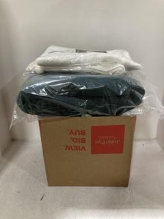 Lot 1666  
            Chesterfield SR44 - Parcel Delivery Only 

                
BOX OF ASSORTED TOWELS TO INCLUDE 50CM X80CM 100% COTTON IN WHITE (LOCATION: G5)