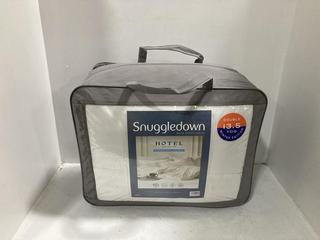 Lot 1668  
            Chesterfield SR44 - Parcel Delivery Only 

                
SNUGGLEDOWN HOTEL COLLECTION 13.5 TOG DOUBLE DUVET (LOCATION: G6)