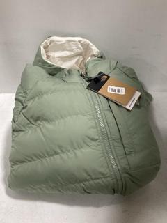 Lot 1669  
            Chesterfield SR44 - Parcel Delivery Only 

                
THE NORTH FACE GIRLS RVR PERRITO JACKET IN GREEN SIZE XL 14/16 (LOCATION: G6)