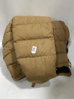 Lot 1671  
            Chesterfield SR44 - Parcel Delivery Only 

                
THE NORTH FACE PADDED JACKET IN BROWN/BLACK SIZE M (LOCATION: G6)