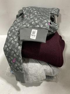 Lot 1672  
            Chesterfield SR44 - Parcel Delivery Only 

                
7 X ASSORTED BRANDED CLOTHING TO INCLUDE THE NORTH FACE GIRLS DREW PEAK LIGHT HOO...