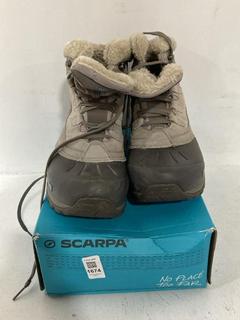 Lot 1674  
            Chesterfield SR44 - Parcel Delivery Only 

                
KARRIMOR SNOWFUR WINTER BOOTS IN GREY/BROWN SIZE 7 TO INCLUDE SCARPA WOMENS RAPID...