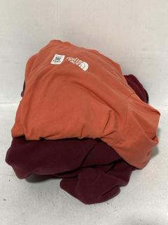 Lot 1687  
            Chesterfield SR44 - Parcel Delivery Only 

                
3 X ASSORTED ADULTS BRANDED CLOTHING TO INCLUDE HOLLISTER HOODIE IN BURGUNDY SIZE...