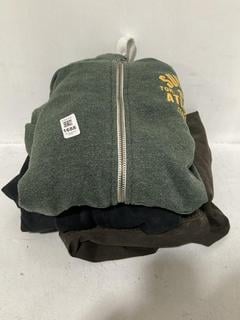 Lot 1688  
            Chesterfield SR44 - Parcel Delivery Only 

                
3 X ASSORTED ADULTS BRANDED CLOTHING TO INCLUDE SUPERDRY HOODIE IN GREEN SIZE L (...