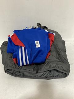 Lot 1689  
            Chesterfield SR44 - Parcel Delivery Only 

                
3 X ASSORTED BRANDED CLOTHING TO INCLUDE ADIDAS BAYERN MUNICH TRACKSUIT TOP IN RE...