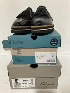 Lot 1693  
            Chesterfield SR44 - Parcel Delivery Only 

                
3 X ASSORTED BRANDED ADULTS FOOTWEAR TO INCLUDE CLARKS MAYHILL COVE SHOES IN LILA...