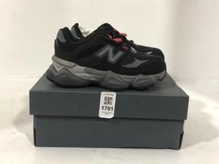 Lot 1701  
            Chesterfield SR44 - Parcel Delivery Only 

                
NEW BALANCE TRAINERS IN GREY SIZE 8 (LOCATION: G7)