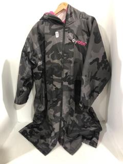Lot 1704  
            Chesterfield SR44 - Parcel Delivery Only 

                
DRYROBE ADVANCE LONG SLEEVE CHANGING ROBE IN BLACK CAMO WITH A HOT PINK LINING (L...
